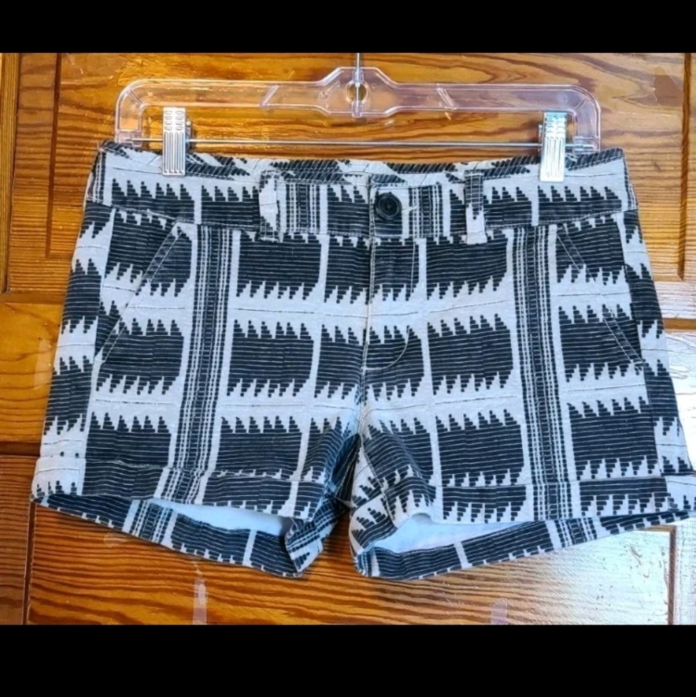 American Eagle Low-Rise Midi Shorts Stretch Womens Sz 4 Black Gray Aztec Western